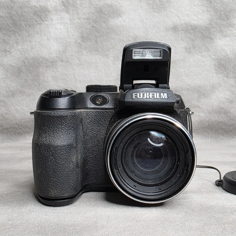 Fujifilm FinePix‎ S Series S1000fd 10.0MP Digital Camera FOR PARTS OR REPAIR